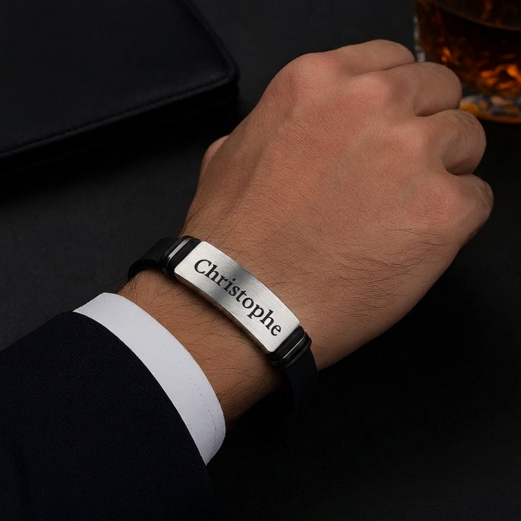 Bracelet manchette homme silicone noir et plaque acier argent gravée, porté au poignet