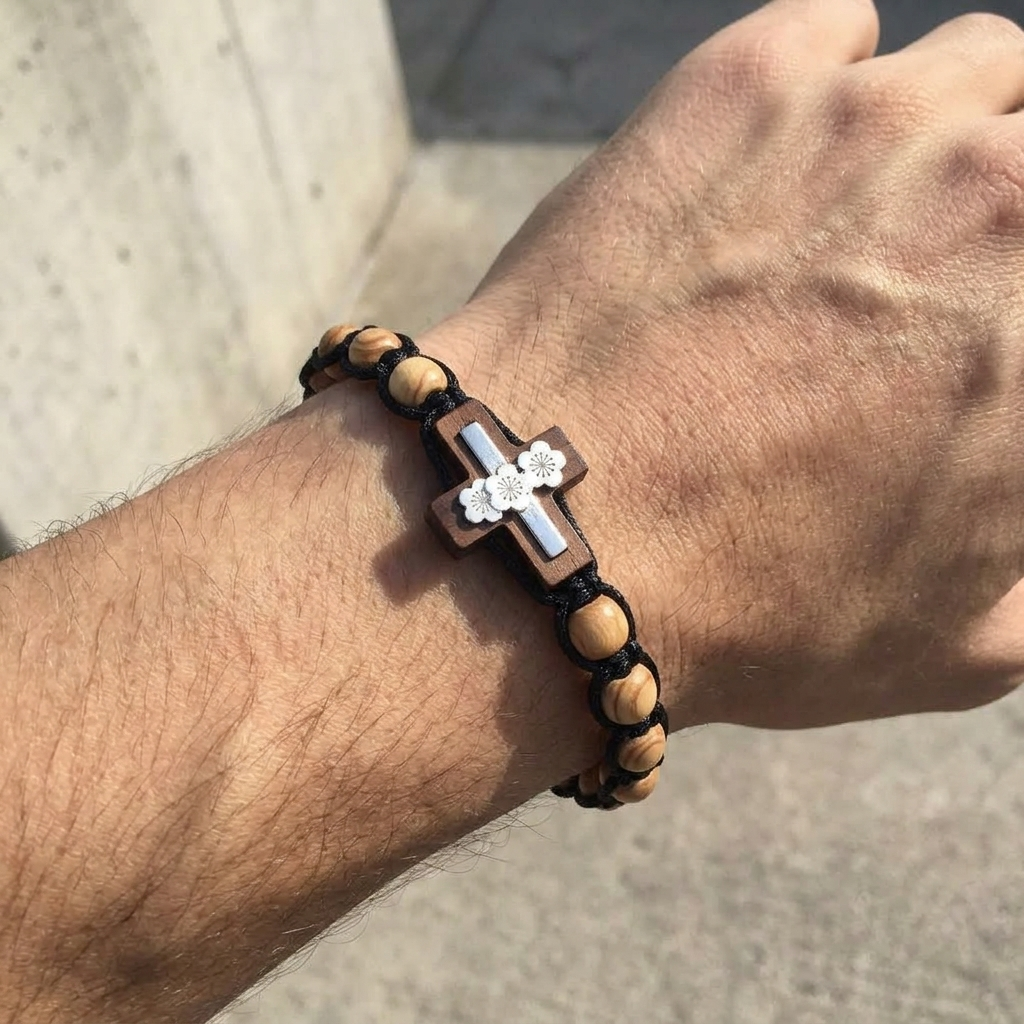 Bracelet perle croix homme porté au poignet d'un homme, croix à plat sur le dessus du bras