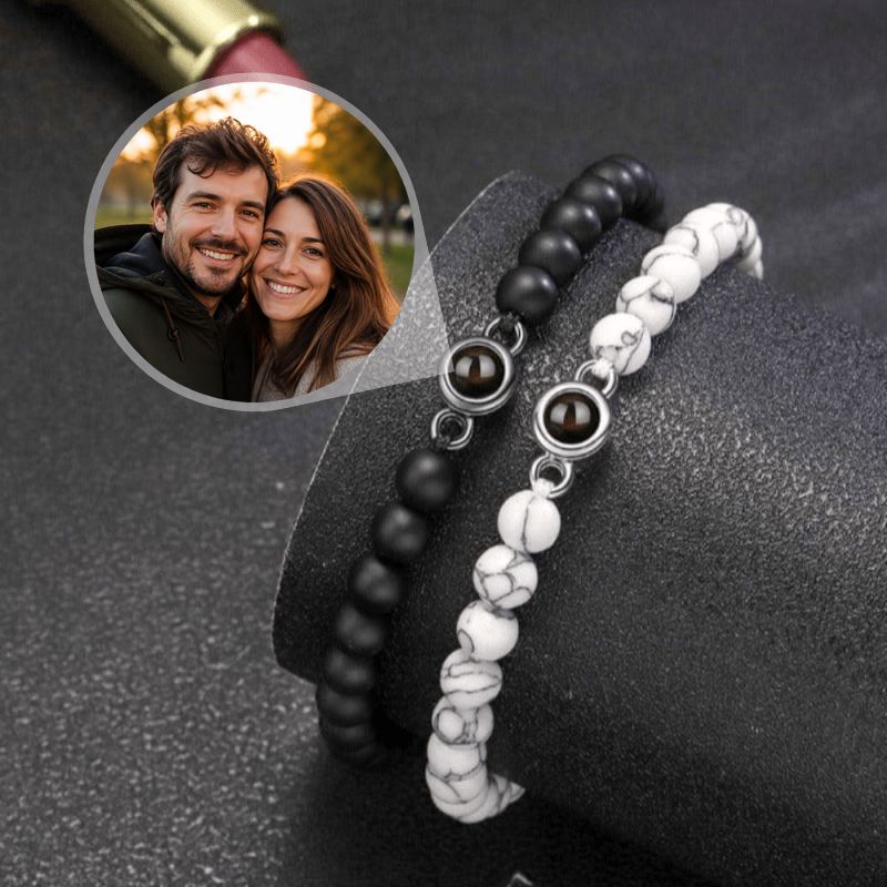 Bracelets perle photo noir mat et blanc veiné, avec une photo de couple visible dans la perle