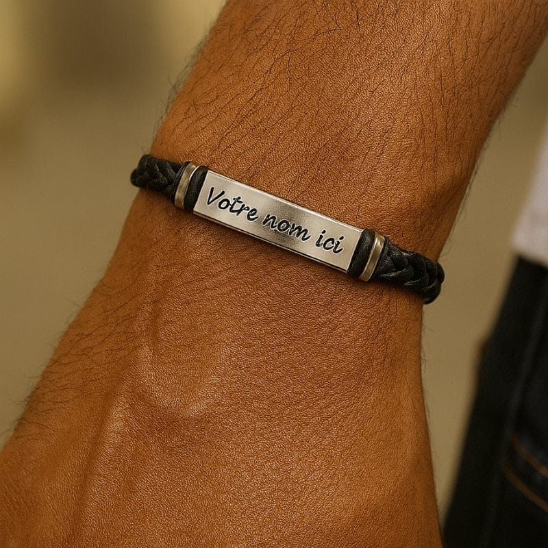 Bracelet cuir homme tressé noir avec plaque argentée personnalisée porté
