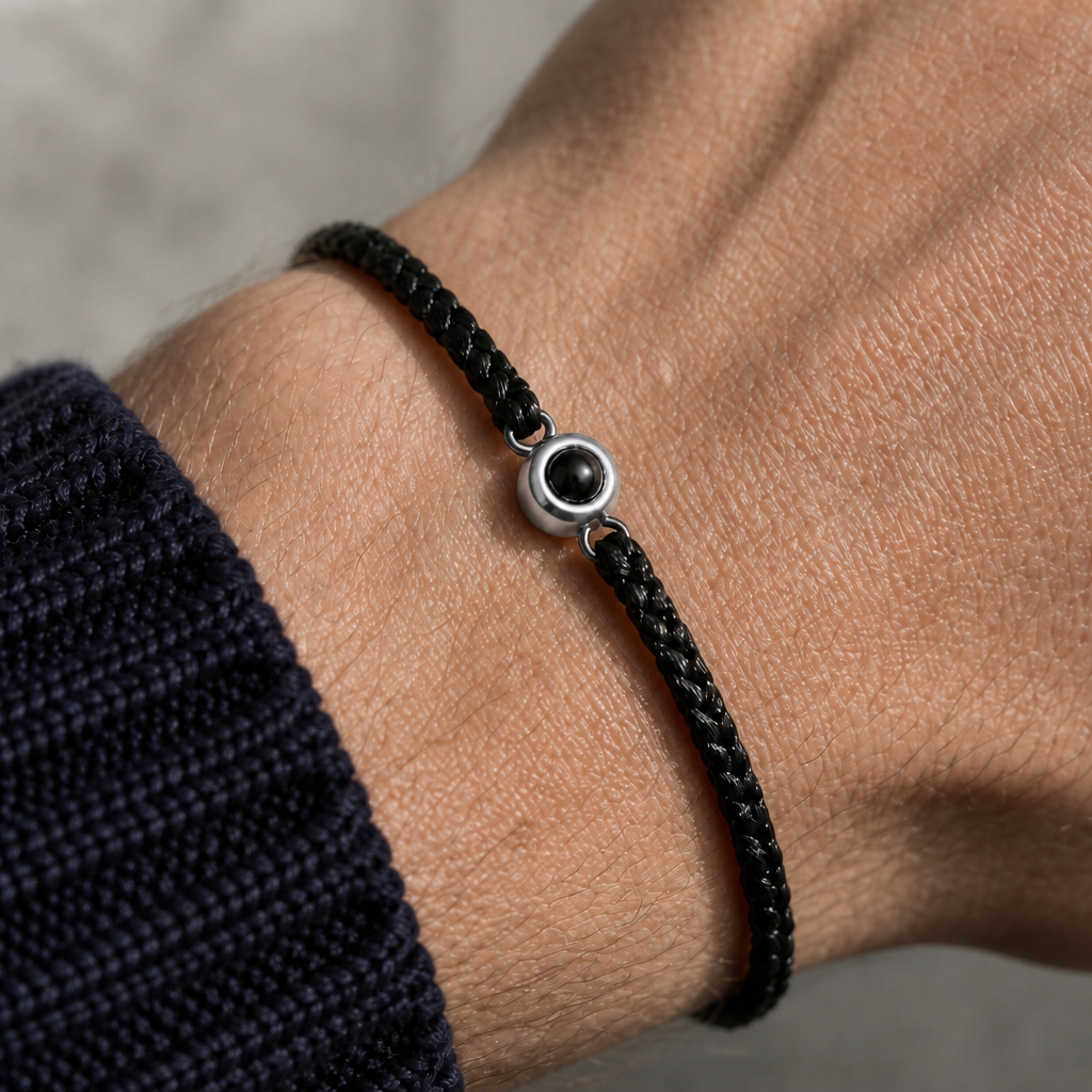 Bracelet photo personnalisé porté au poignet, cordon tressé noir et perle argent