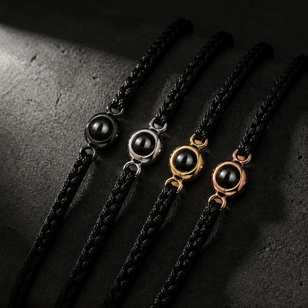 Quatre bracelets photo à cordon noir avec les finitions de perle noire, argent, or et or rose