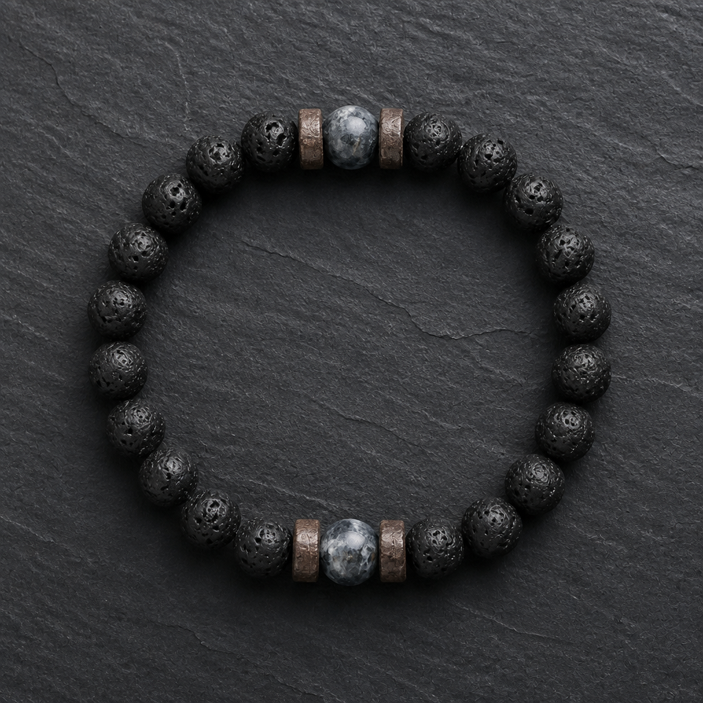 Bracelet homme en perles de pierre de lave noire posé à plat en cercle, anneaux de bois et pierres de lune grises