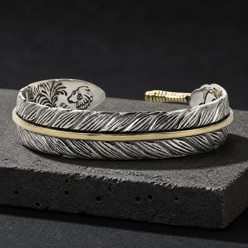 Bracelet plume homme, jonc ouvert argenté gravé barbe par barbe à nervure dorée