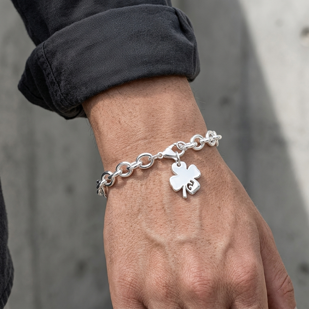Bracelet porte bonheur homme porté au poignet, trèfle sur le côté