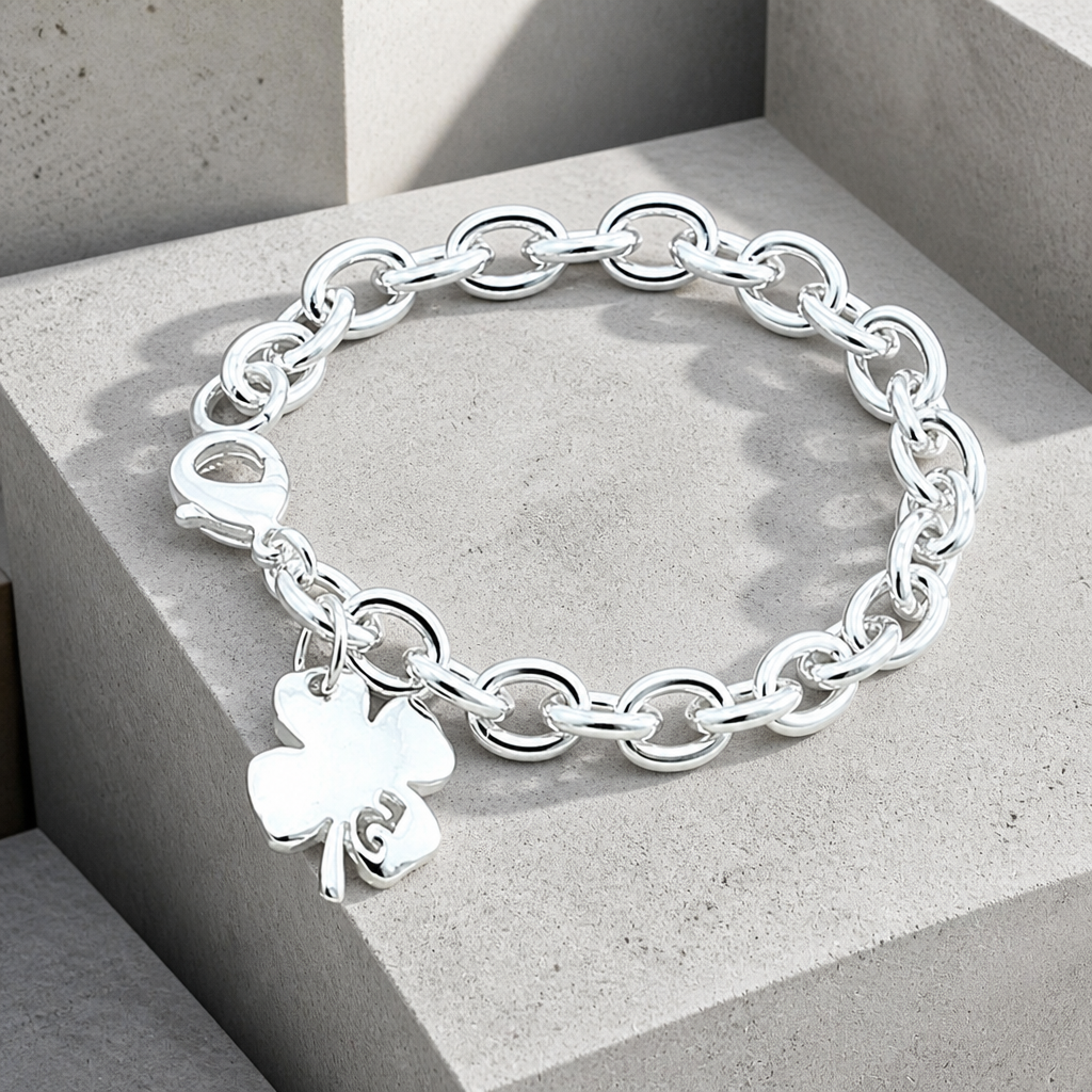 Bracelet porte bonheur homme, maille argentée et breloque trèfle à quatre feuilles