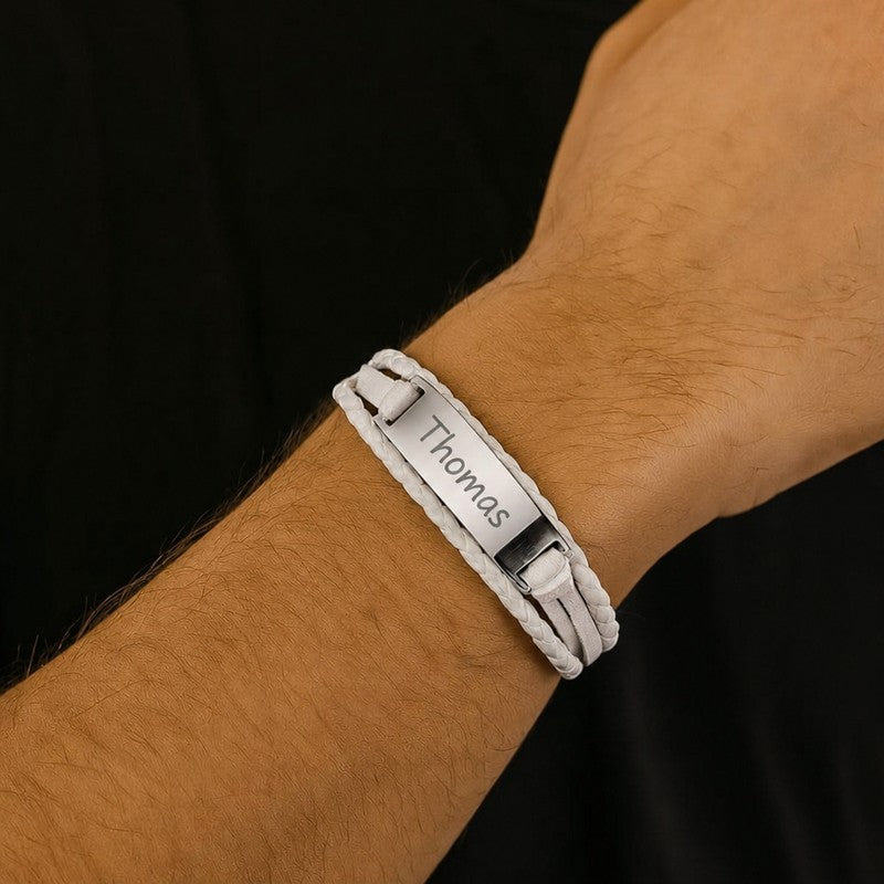 Bracelet prénom homme en similicuir blanc porté au poignet, plaque gravée