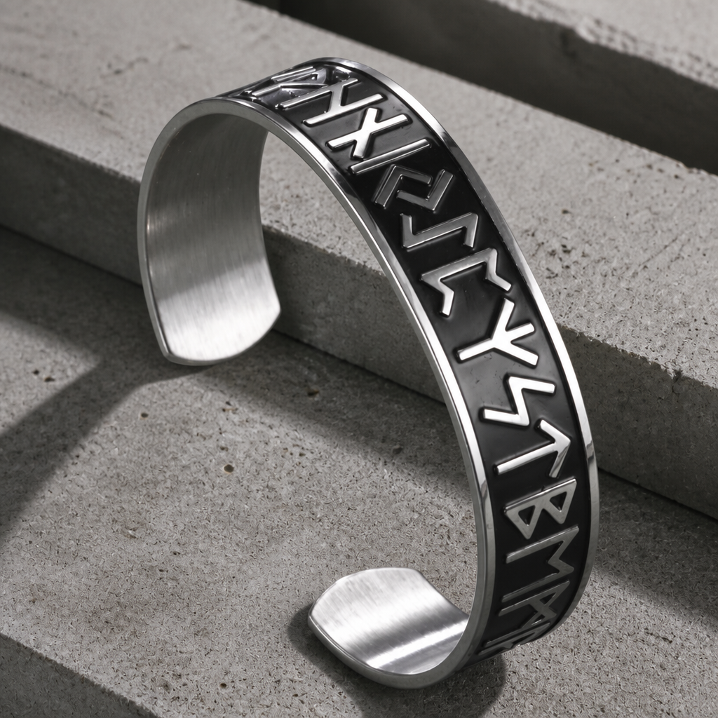 Bracelet scandinave homme, jonc ouvert en acier inoxydable gravé de runes nordiques