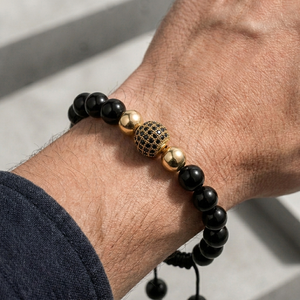 Bracelet shamballa homme doré porté au poignet