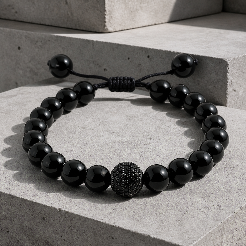 Bracelet shamballa homme en version noire, bille pavée noire sur rang de perles noires