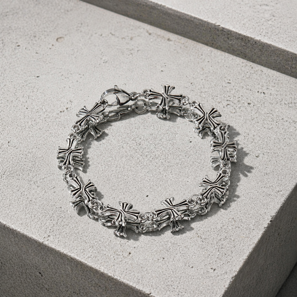 Bracelet de croix pattées en acier enroulé sur un bloc de béton