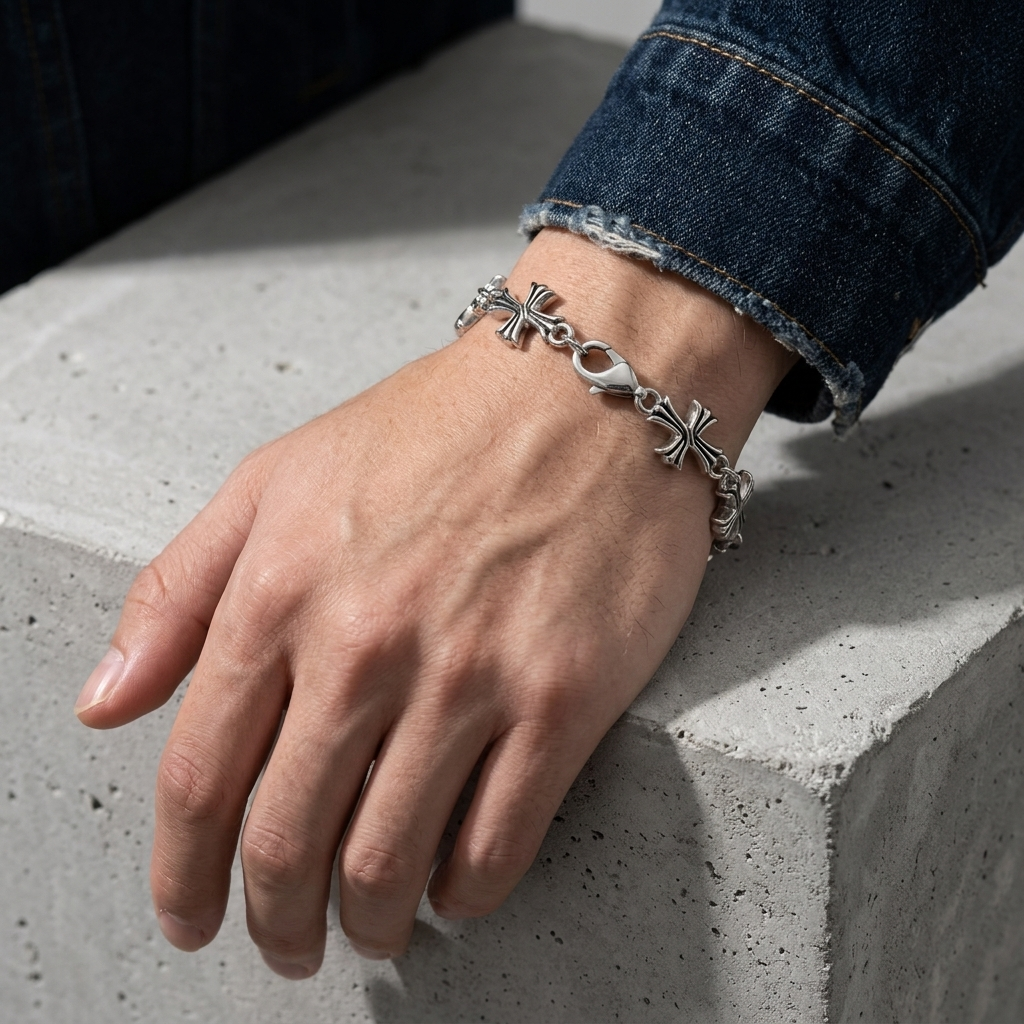 Main d'homme posée sur le béton, bracelet templier au poignet