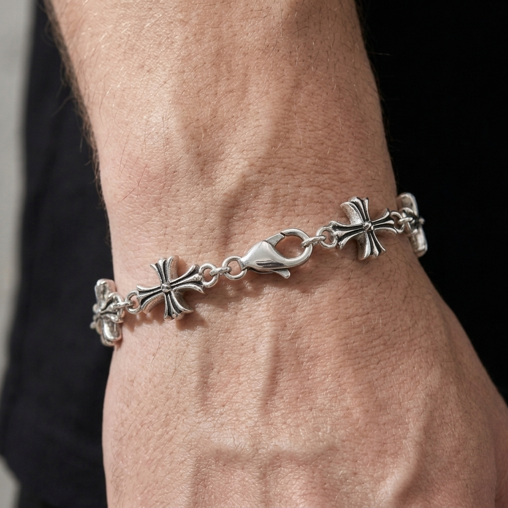 Bracelet templier à croix pattées porté au poignet d'un homme