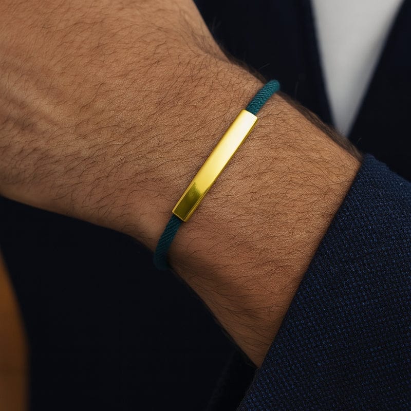 Bracelet tissu personnalisé homme bleu plaque dorée porté