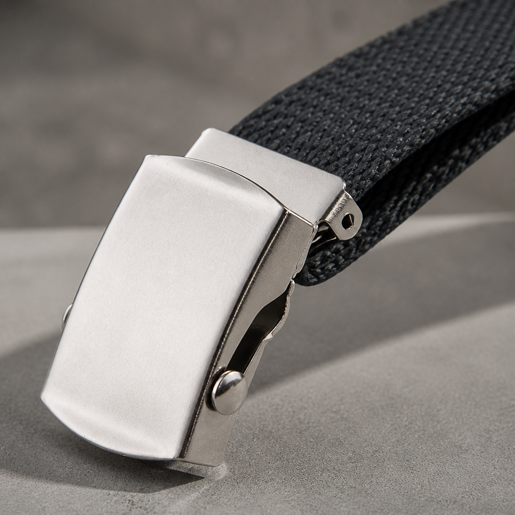 Détail du cliquet latéral qui pince la toile de la ceinture coulissante homme