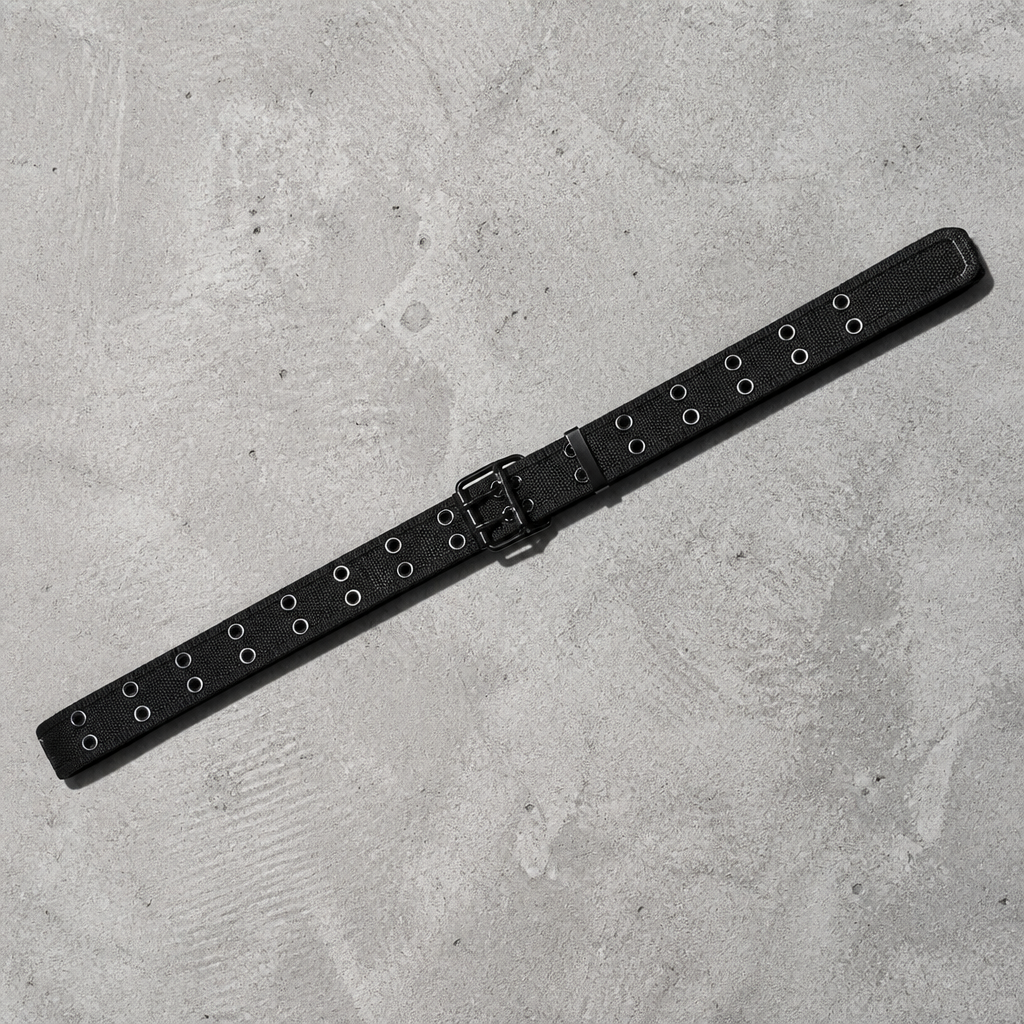 Ceinture en toile noire à plat, double rangée d'œillets sur toute la longueur