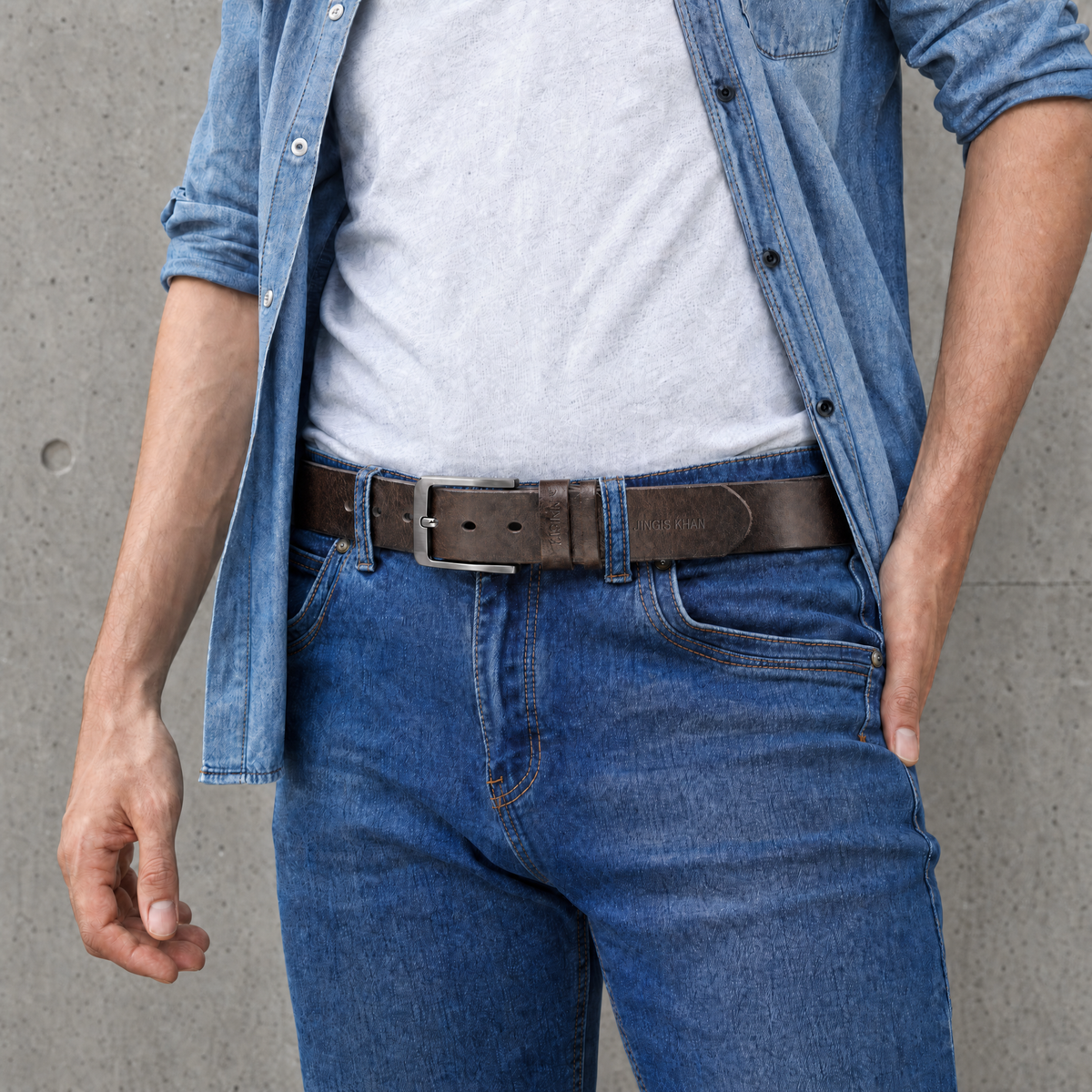Ceinture grande taille homme marron chocolat portée sur un jean