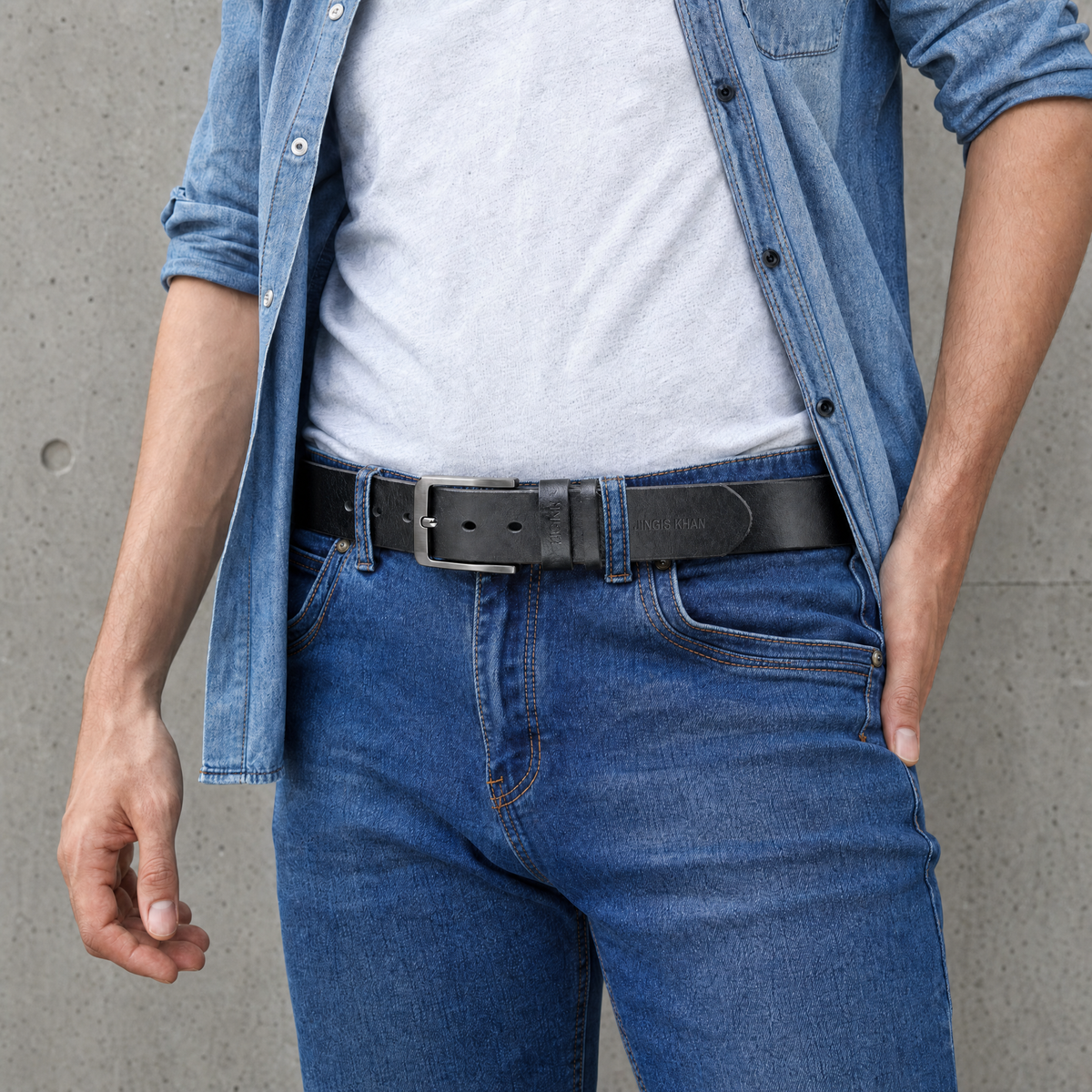 Ceinture grande taille homme noire portée sur un jean, chemise en denim ouverte