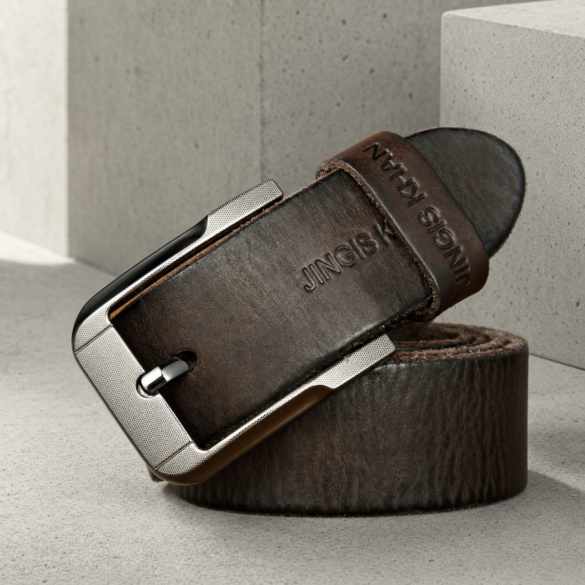 Ceinture grande taille homme en cuir marron chocolat d'aspect vieilli, marquage embossé, boucle argent brossé