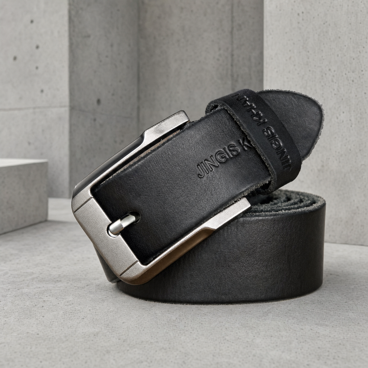 Ceinture grande taille homme en cuir de vachette noir d'aspect vieilli, marquage embossé sur la sangle, boucle à ardillon argent brossé