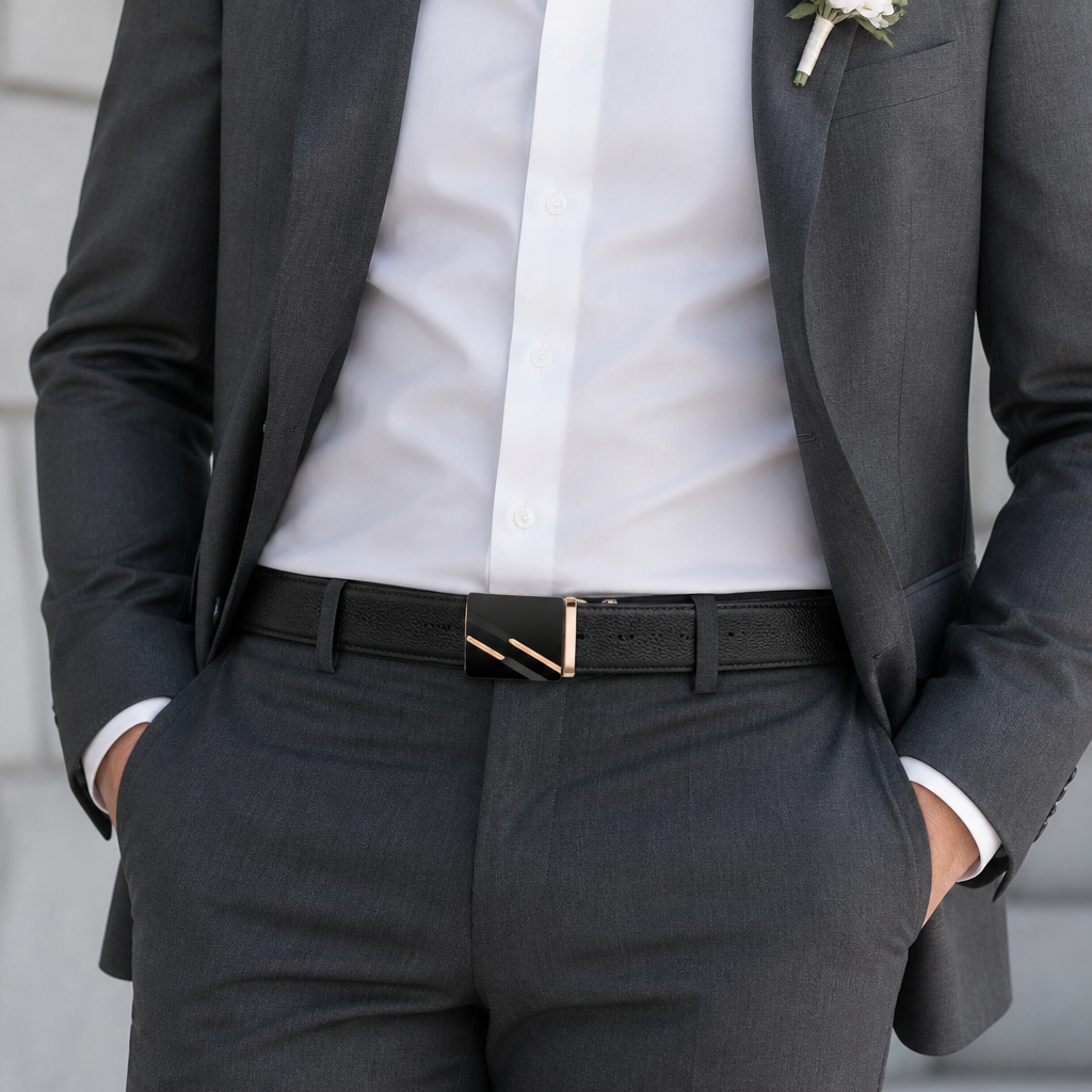 Ceinture mariage homme portée avec un costume gris anthracite, boucle noire à bandes or rosé