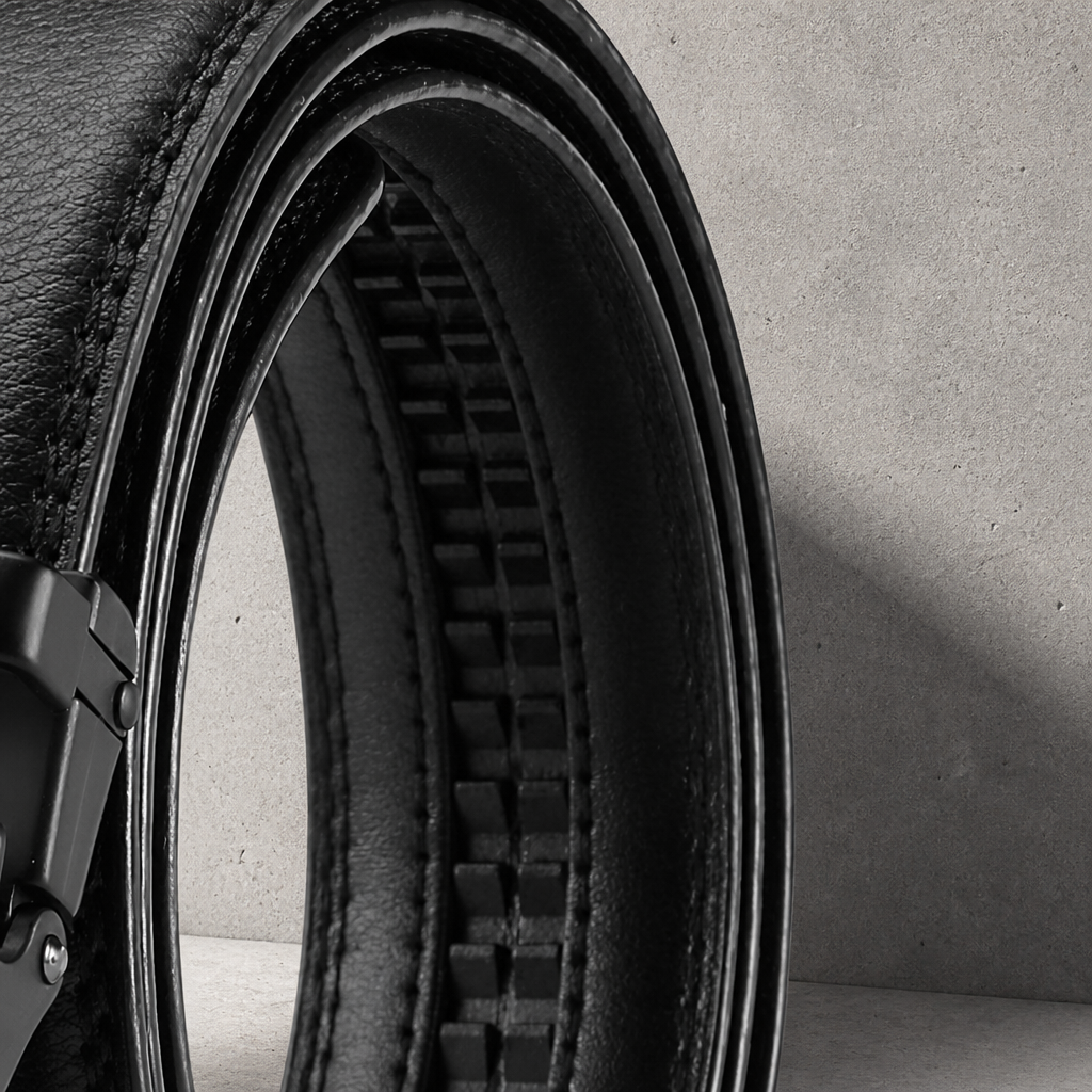 Macro de la crémaillère moulée sous la lanière de la ceinture automatique homme