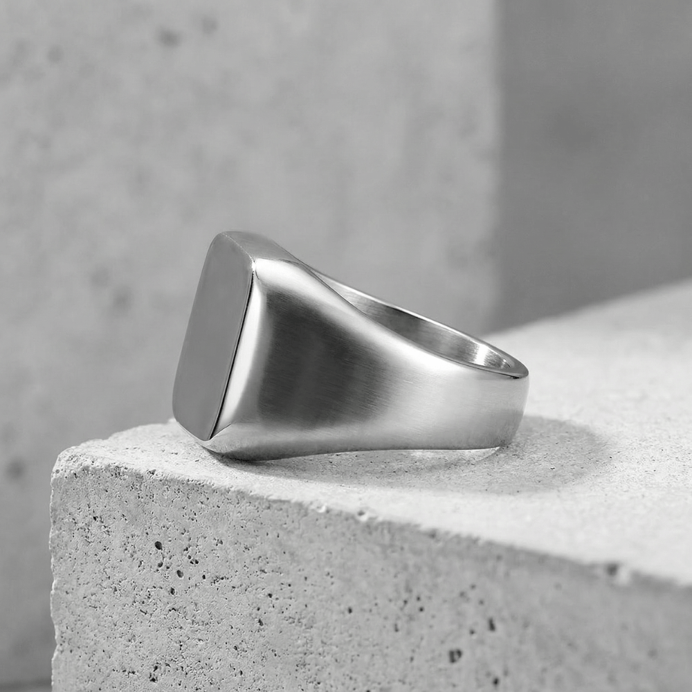 Chevalière acier homme argent profil plateau coussin