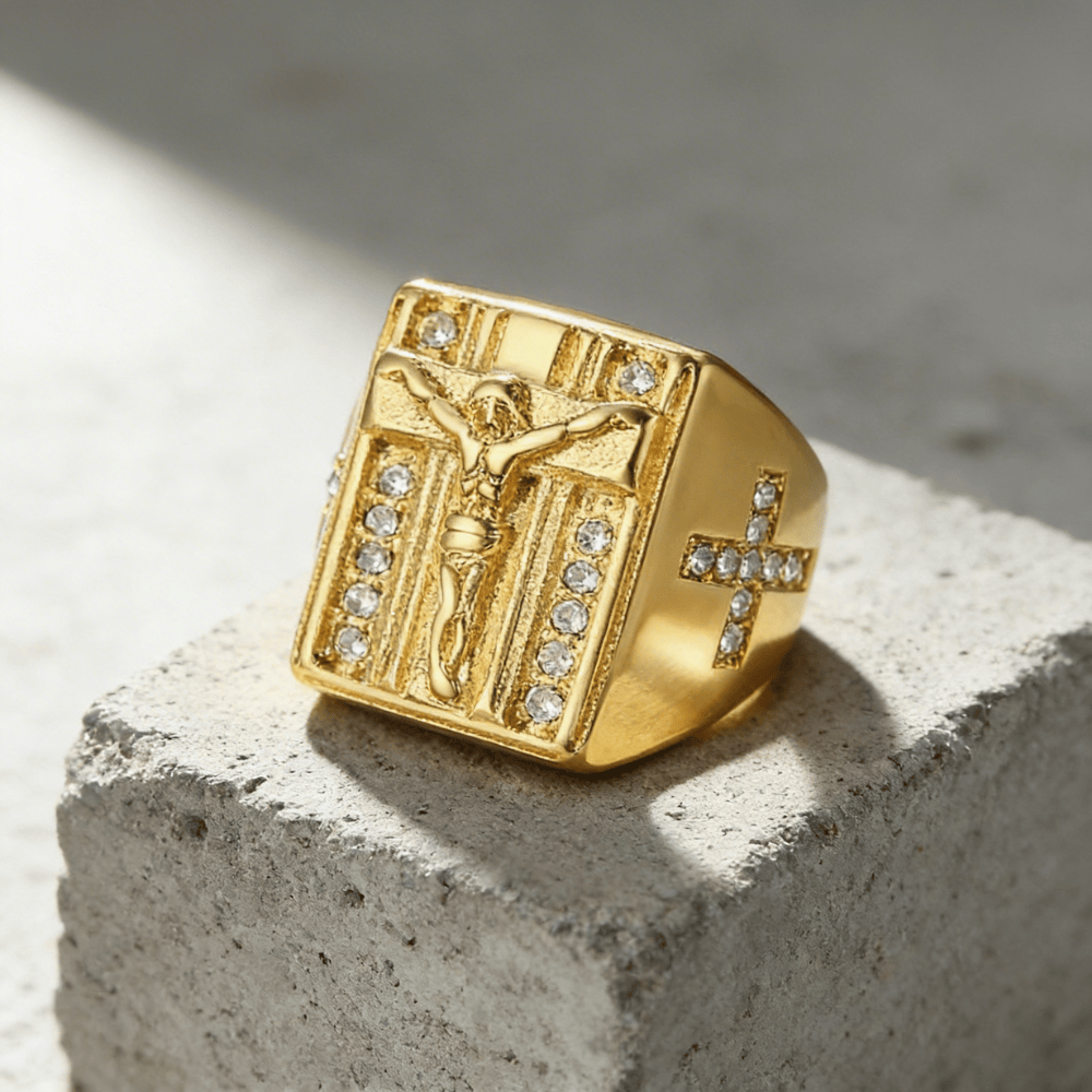 Chevalière carrée homme or crucifix plateau carré zircons
