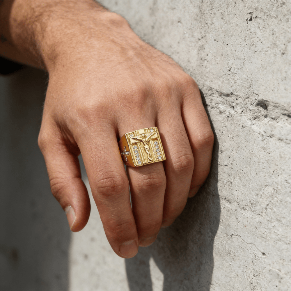 Chevalière pour homme plaqué or carrée portée doigt