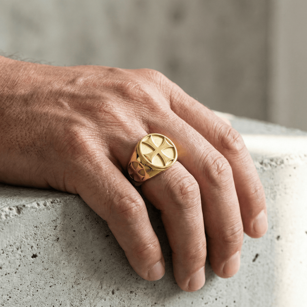 Bague chevalière homme or croix portée doigt