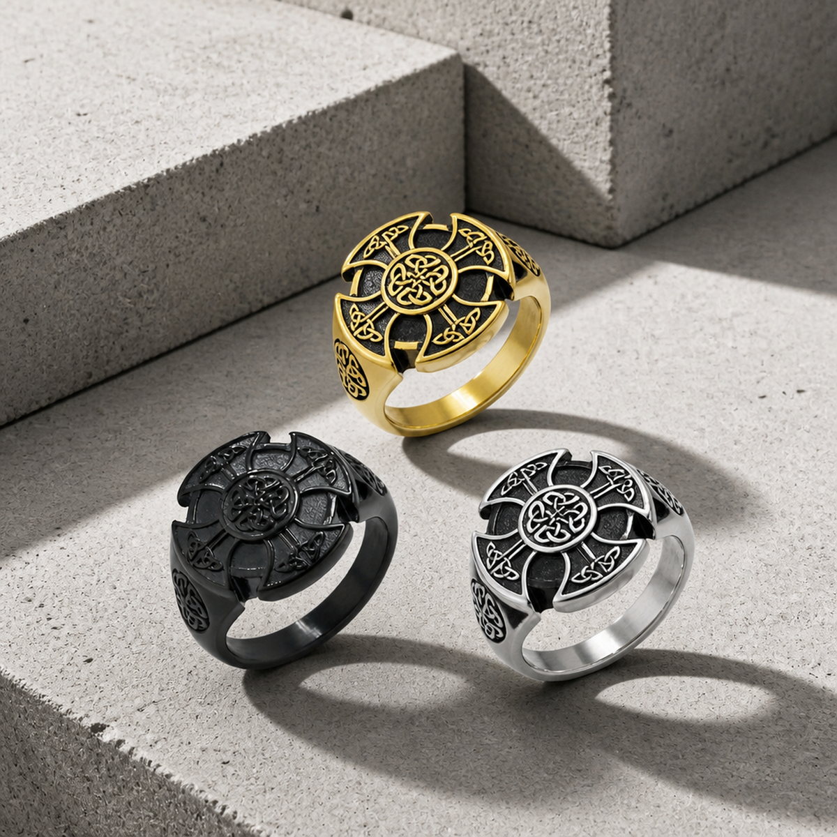 Les trois finitions de la chevalière croix viking : dorée, noire et acier