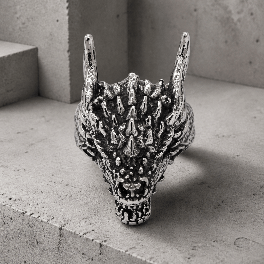 Chevalière dragon homme, tête de dragon vue de face avec cornes et crocs