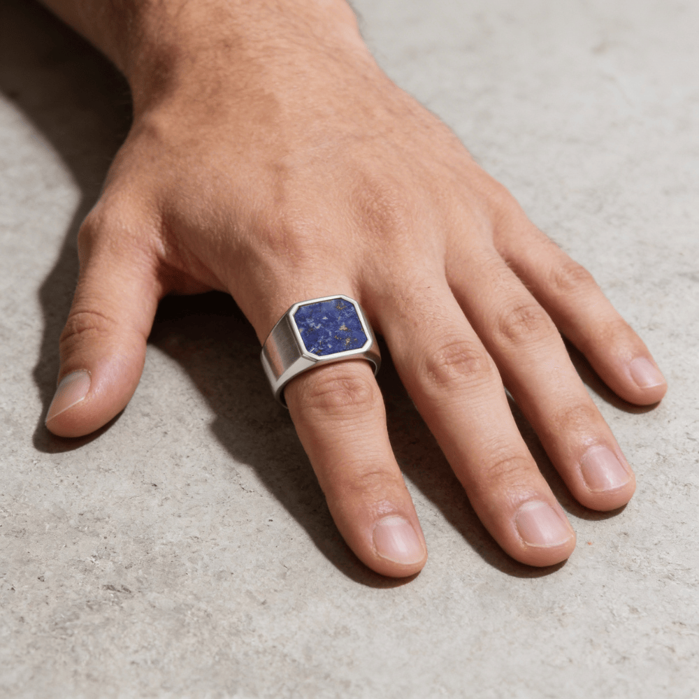Bague chevalière homme lapis lazuli argent portée