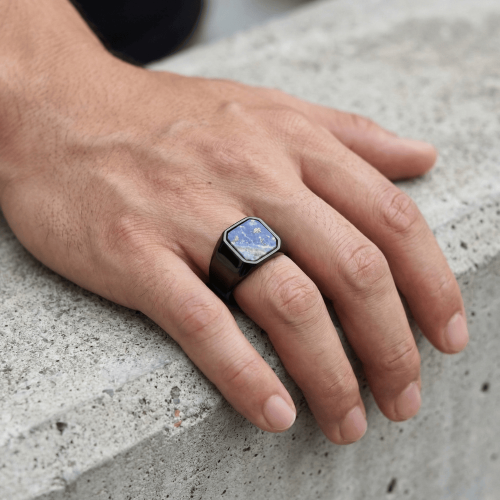 Chevalière lapis lazuli homme noire portée annulaire