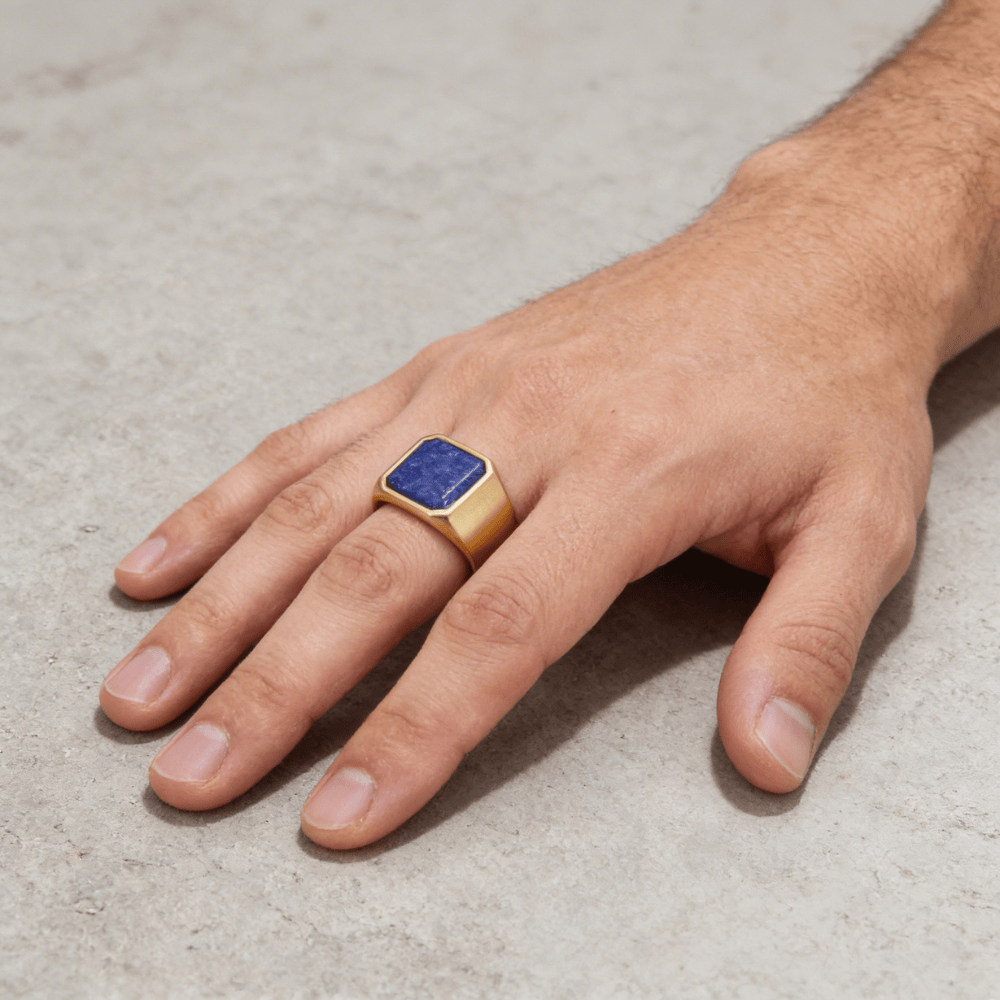 Chevalière homme lapis lazuli or portée annulaire