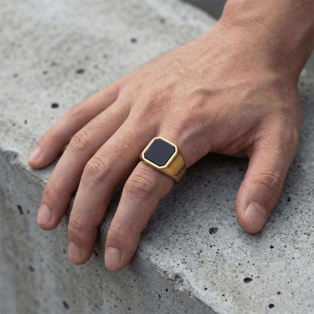 Bague chevalière homme onyx or portée annulaire