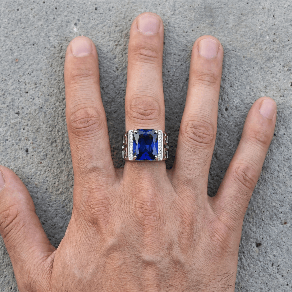 Bague chevalière homme argent luxe saphir bleu portée doigt