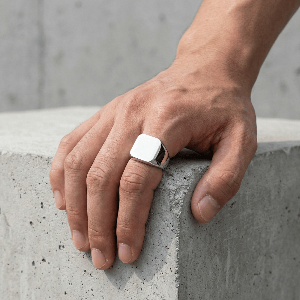 Chevalière homme argent portée au doigt acier inoxydable