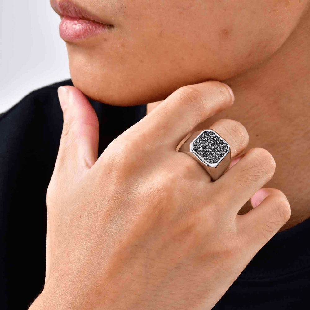 Bague homme chevalière luxe pierres noires argent portée