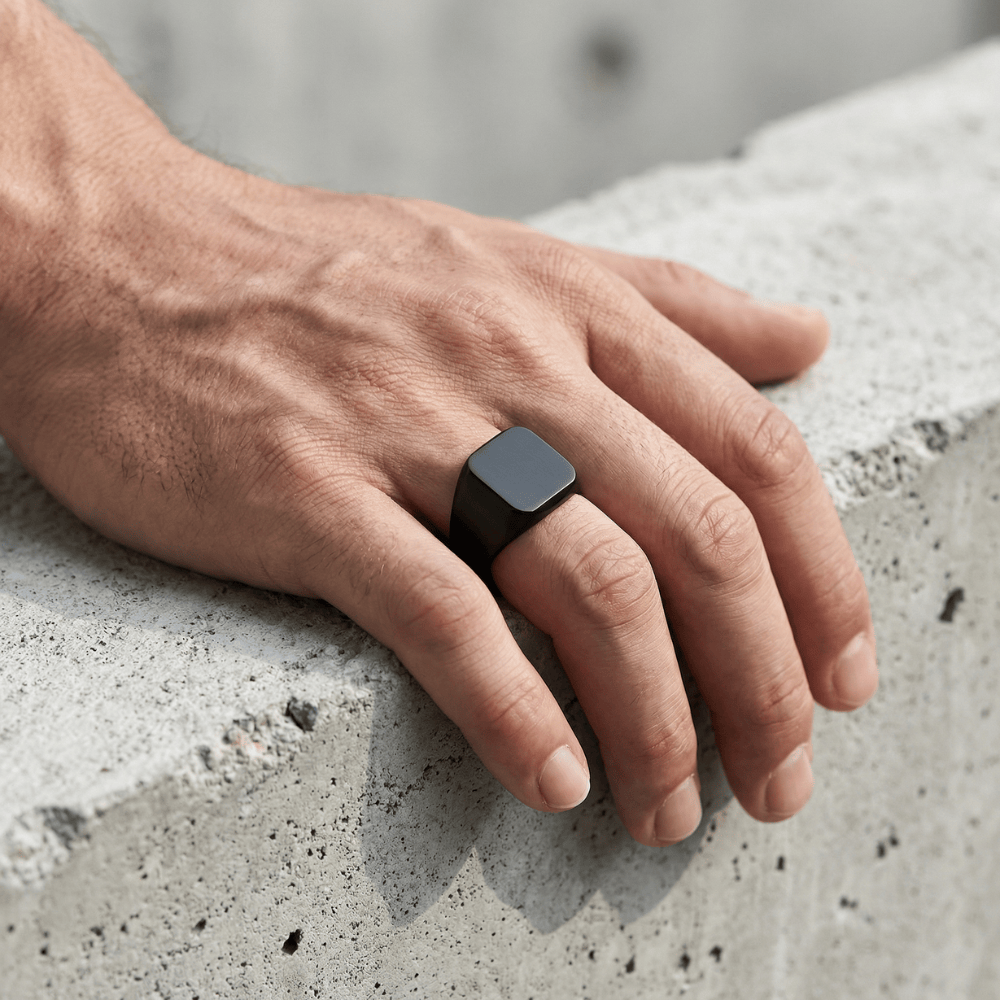 Chevalière homme noire portée au doigt bague acier