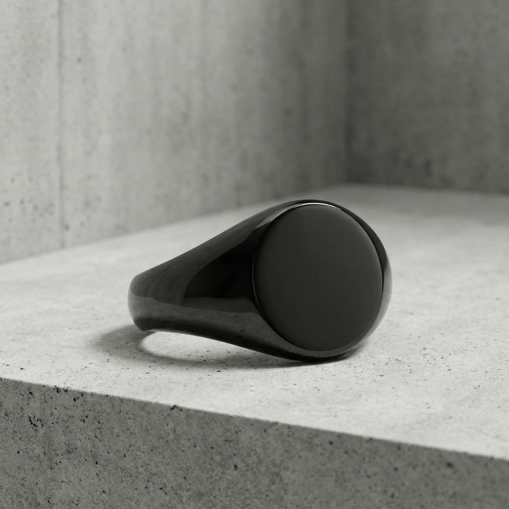 Chevalière noire homme ronde plateau lisse poli acier inoxydable