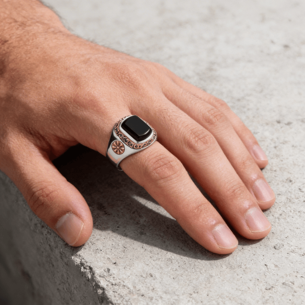 Chevalière onyx homme argent portée annulaire