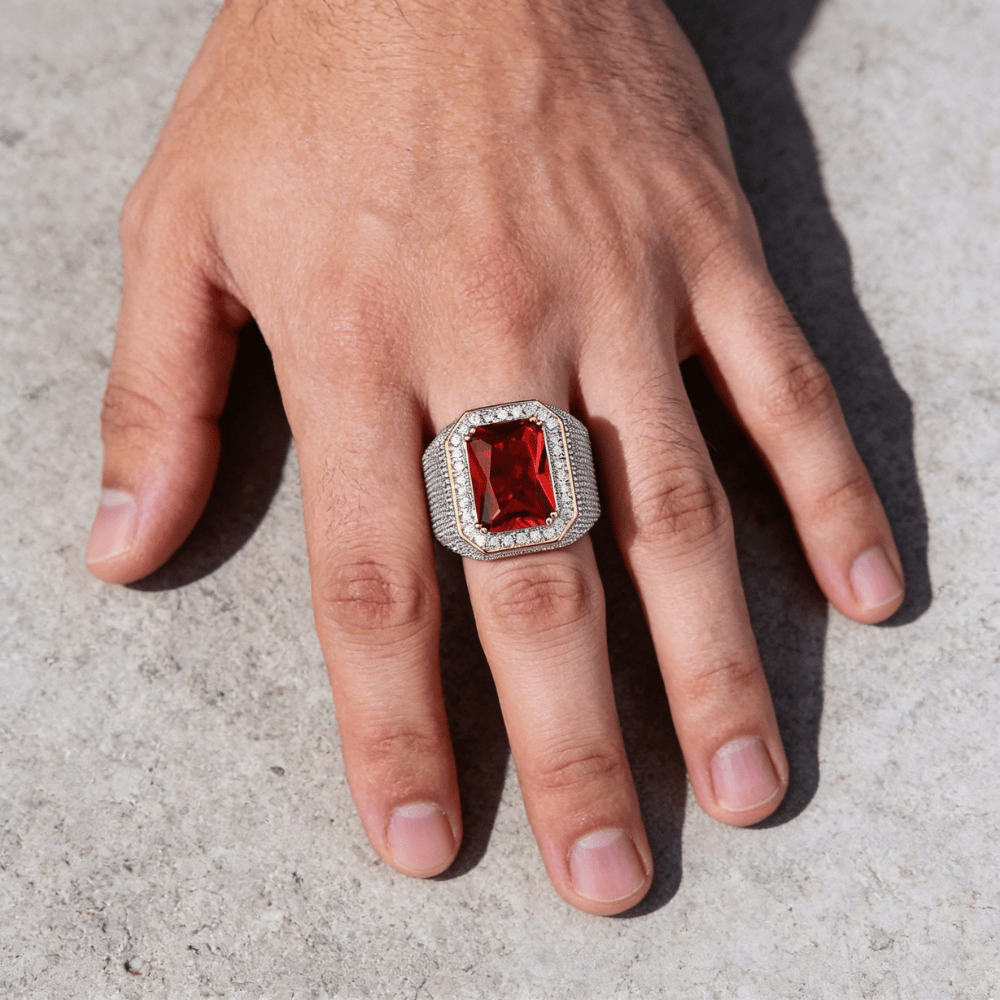 Bague chevalière homme or rubis rouge portée doigt annulaire