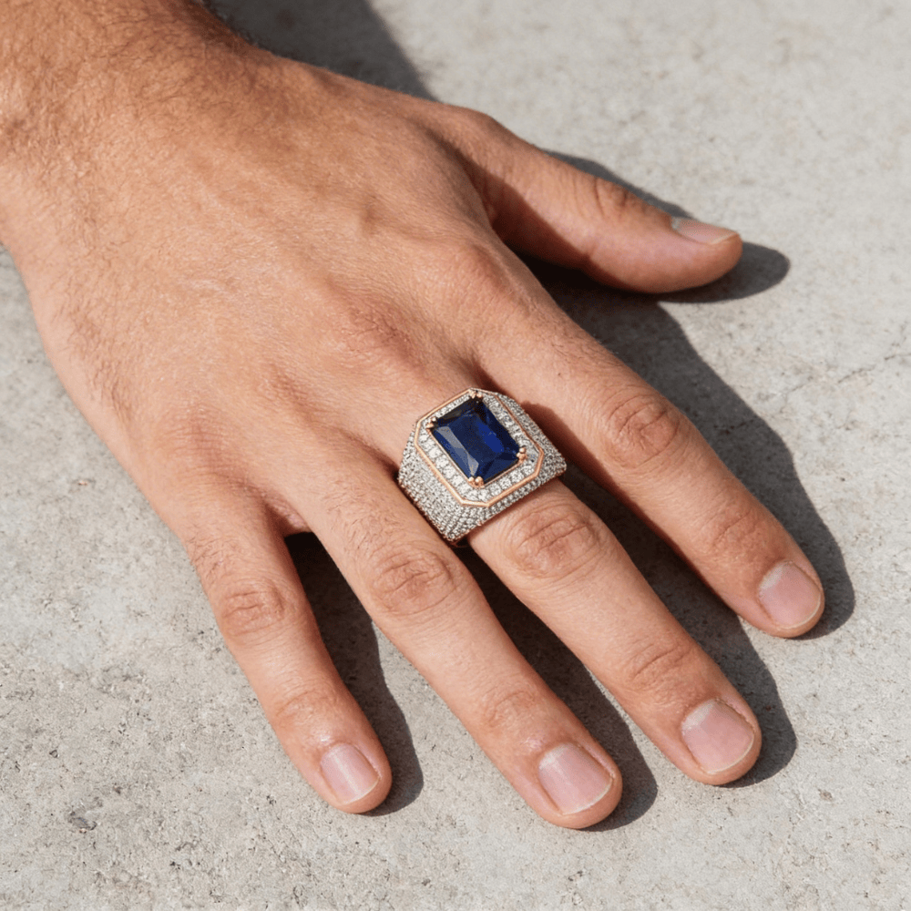 Chevalière pour homme or diamant saphir bleu portée doigt
