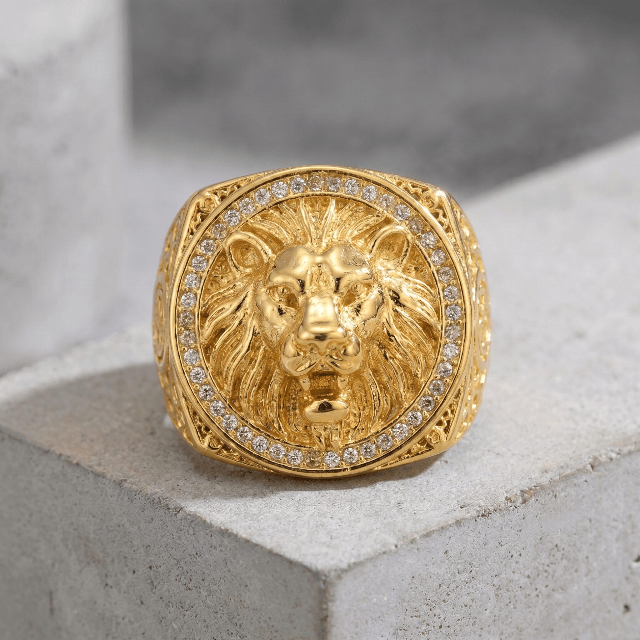 Chevalière homme or lion plateau rond cristaux halo