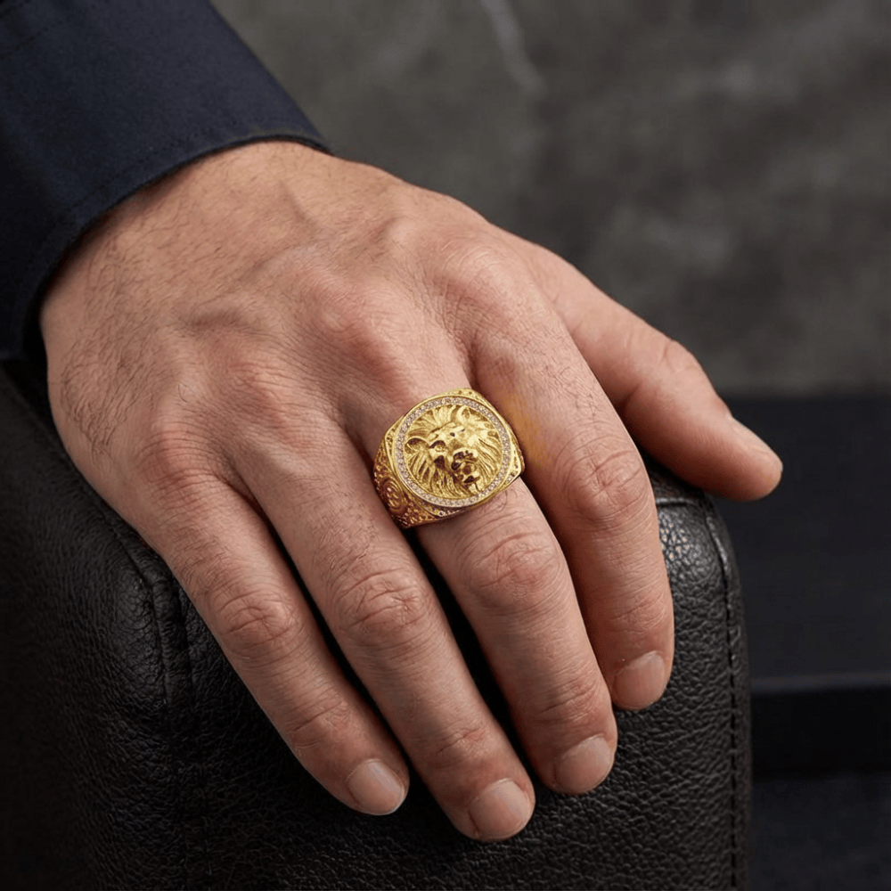 Bague chevalière homme or lion portée index