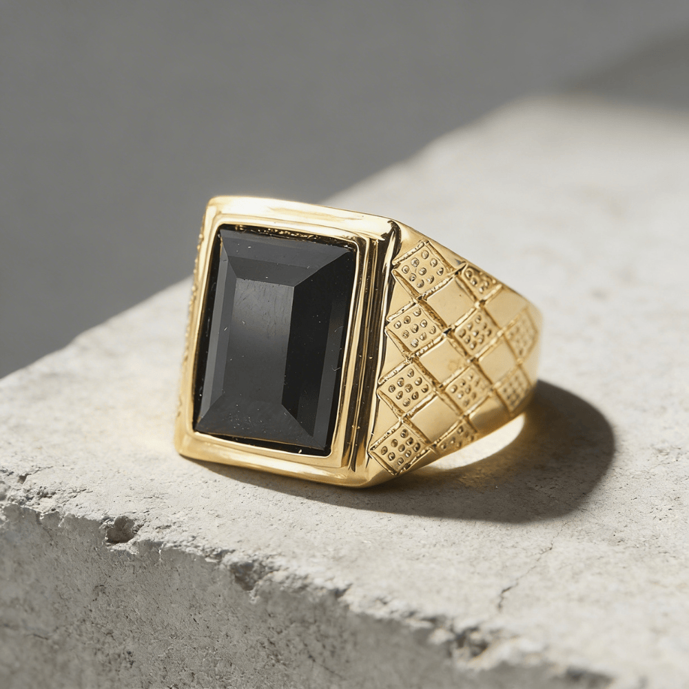 Chevalière onyx homme or pierre noire facettée damier