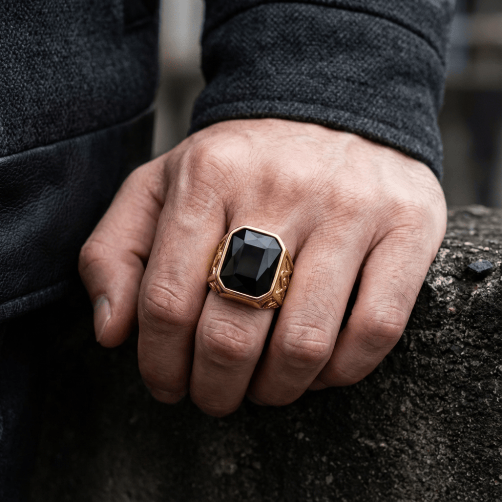 Chevalière homme or pierre noire onyx portée annulaire