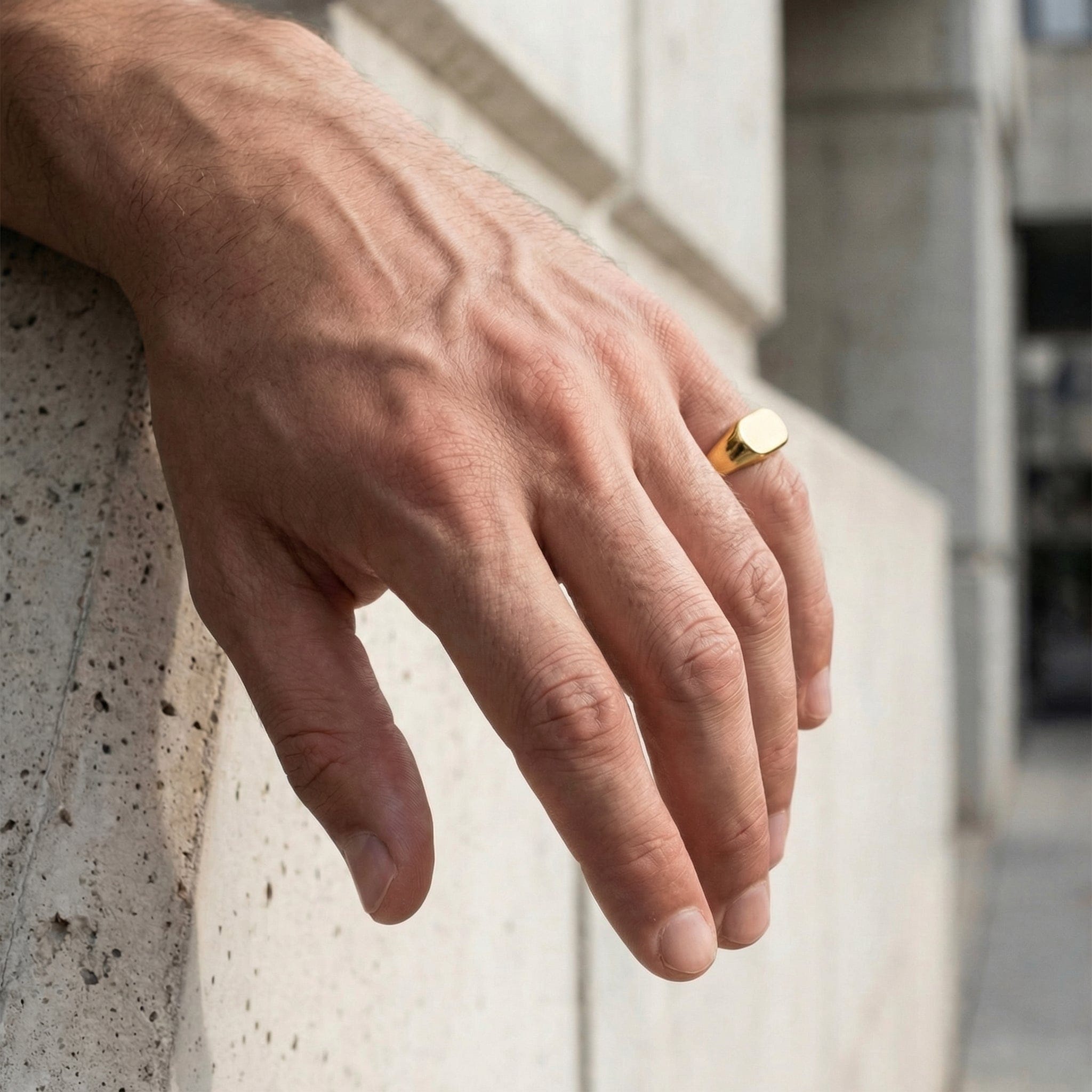 Chevalière homme or petit doigt portée annulaire personnalisé