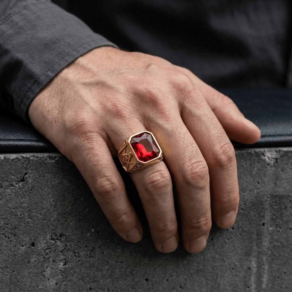 Chevalière en or pour homme pierre rouge rubis portée